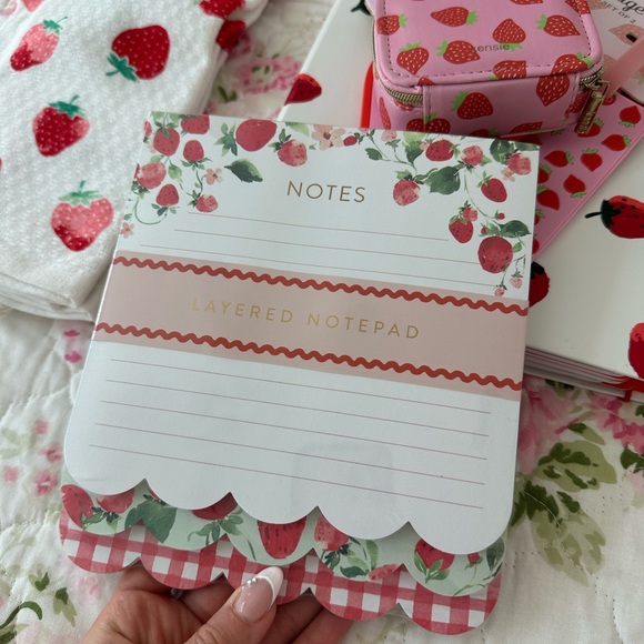 Strawberry decor bundle - Picture 7 of 9